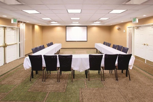 La Quinta Inn & Suites by Wyndham Colorado Springs South Airport image 1