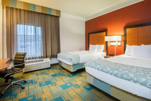 La Quinta Inn & Suites by Wyndham Colorado Springs South Airport image 11