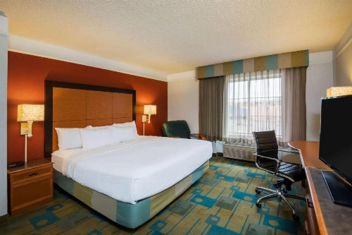 La Quinta Inn & Suites by Wyndham Colorado Springs South Airport image 12