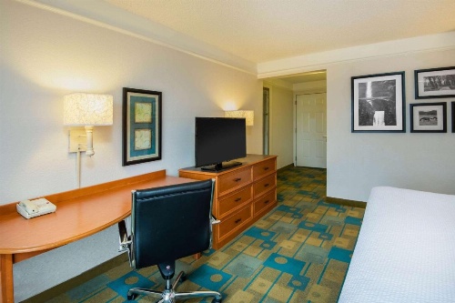 La Quinta Inn & Suites by Wyndham Colorado Springs South Airport image 13