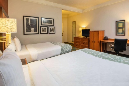 La Quinta Inn & Suites by Wyndham Colorado Springs South Airport image 20