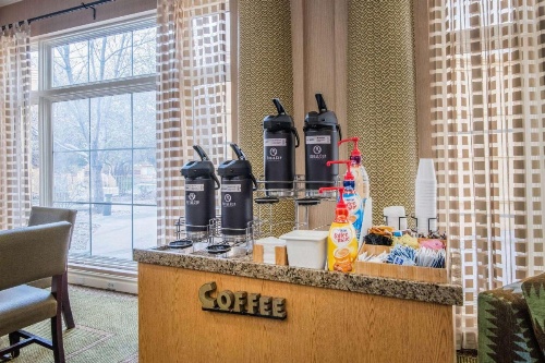 La Quinta Inn & Suites by Wyndham Colorado Springs South Airport image 36