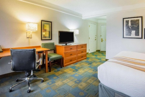 La Quinta Inn & Suites by Wyndham Colorado Springs South Airport image 8